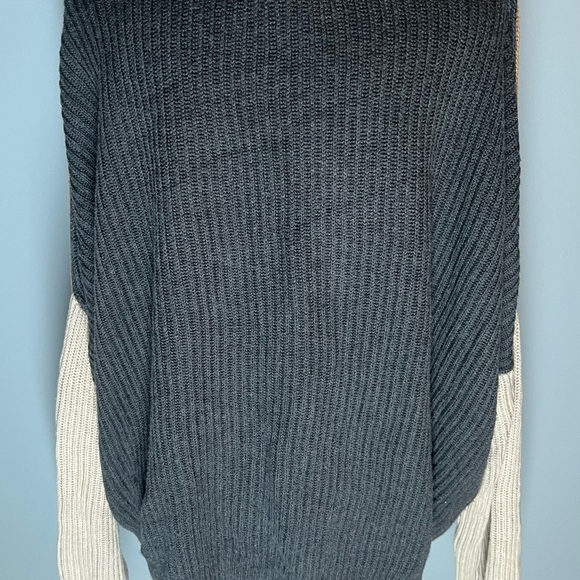 The limited color block sweater - Size: XL - like new - Picture 3 of 7